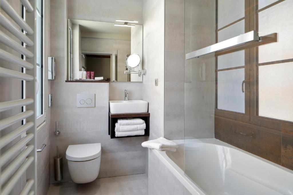 Brit Hotel Privilege Lisieux - La Villa Des Arts Екстер'єр фото