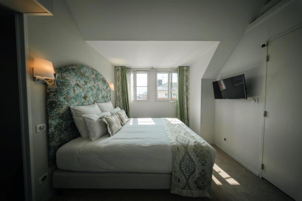 Brit Hotel Privilege Lisieux - La Villa Des Arts Екстер'єр фото