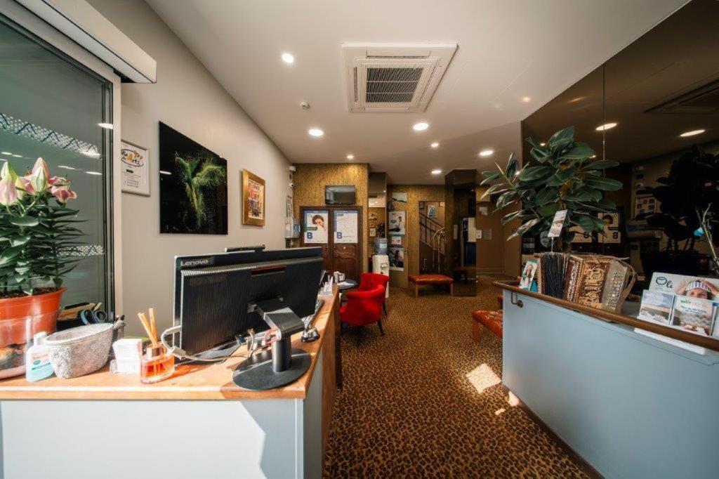 Brit Hotel Privilege Lisieux - La Villa Des Arts Екстер'єр фото