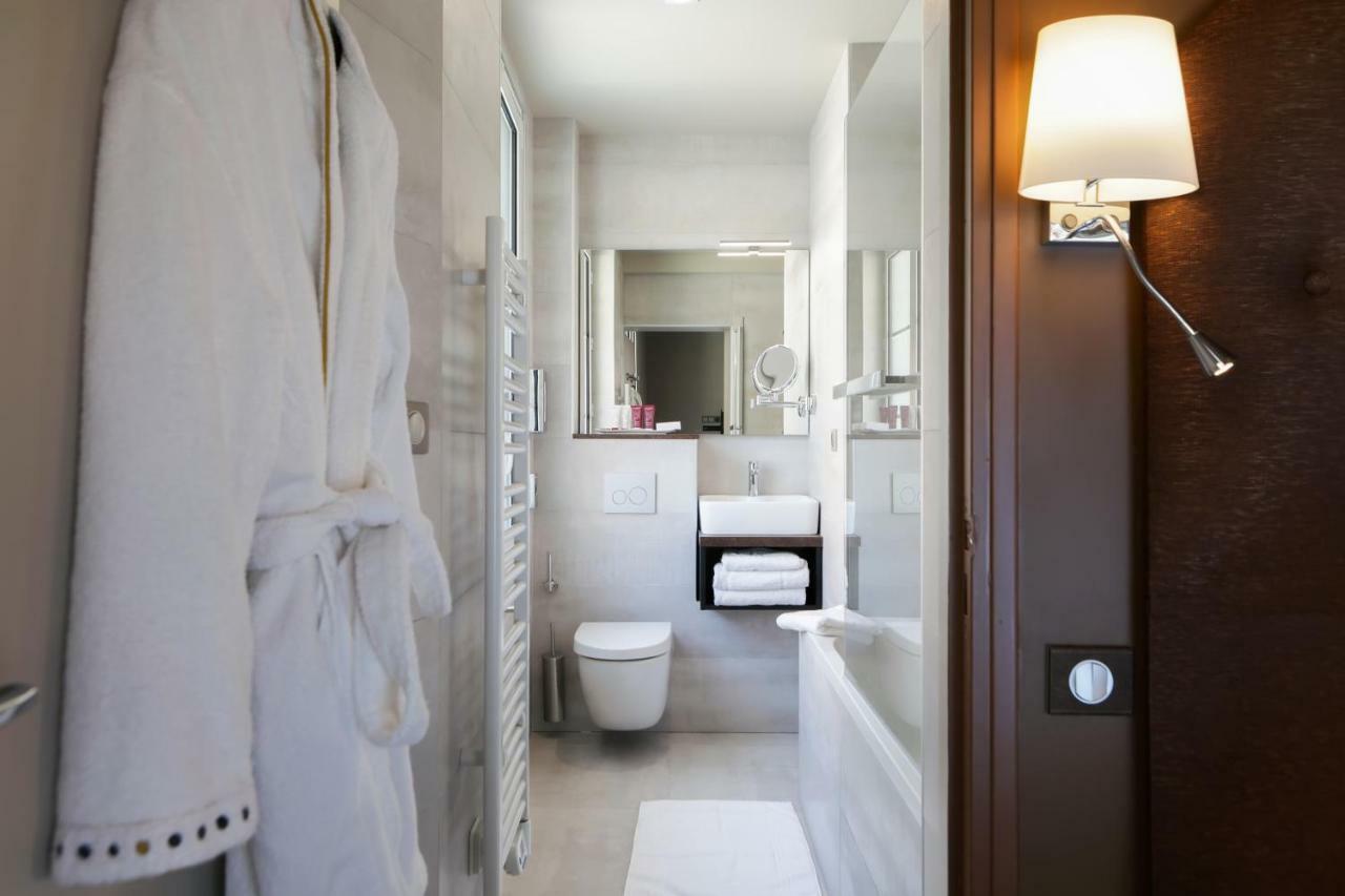 Brit Hotel Privilege Lisieux - La Villa Des Arts Екстер'єр фото