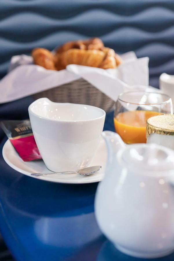 Brit Hotel Privilege Lisieux - La Villa Des Arts Екстер'єр фото